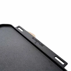 SANTOS Wende-Gussplatte Mit Holzuntersetzer Und Abnehmbaren Griffen 40 X 32 X 1,9 Cm -Meister Grill Geschaft s wende gussplatte mit holzuntersetzer und abnehmbaren griffen 40 cm x 32 25 cm x 1 9 cm 4e92d2f5e8816823d32a30d1e50c766d