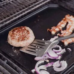 SANTOS Wende-Gussplatte Mit Holzuntersetzer Und Abnehmbaren Griffen 40 X 32 X 1,9 Cm -Meister Grill Geschaft s wende gussplatte mit holzuntersetzer und abnehmbaren griffen 40 cm x 32 25 cm x 1 9 cm 61f25d43196f04e273efd4a26e58767a