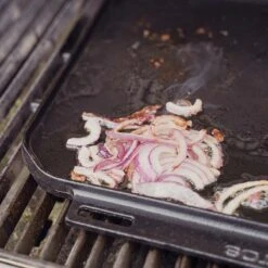 SANTOS Wende-Gussplatte Mit Holzuntersetzer Und Abnehmbaren Griffen 40 X 32 X 1,9 Cm -Meister Grill Geschaft s wende gussplatte mit holzuntersetzer und abnehmbaren griffen 40 cm x 32 25 cm x 1 9 cm 7cdf5b6efadb9cd37c62194a83461a42