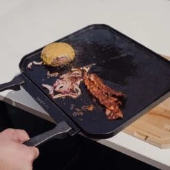 SANTOS Wende-Gussplatte Mit Holzuntersetzer Und Abnehmbaren Griffen 40 X 32 X 1,9 Cm -Meister Grill Geschaft s wende gussplatte mit holzuntersetzer und abnehmbaren griffen 40 cm x 32 25 cm x 1 9 cm 889e9ddeb5daa44253698de264e4083c