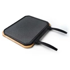 SANTOS Wende-Gussplatte Mit Holzuntersetzer Und Abnehmbaren Griffen 40 X 32 X 1,9 Cm -Meister Grill Geschaft s wende gussplatte mit holzuntersetzer und abnehmbaren griffen 40 cm x 32 25 cm x 1 9 cm cf93493f5756fefe330f5b25e79242f6