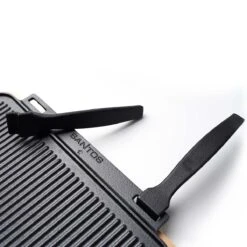 SANTOS Wende-Gussplatte Mit Holzuntersetzer Und Abnehmbaren Griffen 40 X 32 X 1,9 Cm -Meister Grill Geschaft s wende gussplatte mit holzuntersetzer und abnehmbaren griffen 40 cm x 32 25 cm x 1 9 cm ff3605f2b16ea2ba3bec7cbbc8390c8b