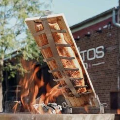 SANTOS Flammlachshalter Aus Edelstahl Inkl. Flammlachsbrett Aus Zedernholz -Meister Grill Geschaft santos flammlachshalter aus edelstahl inkl flammlachsbrett aus zedernholz 29ec5c14e9e7872428f1e0260462c838