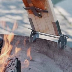 SANTOS Flammlachshalter Aus Edelstahl Inkl. Flammlachsbrett Aus Zedernholz -Meister Grill Geschaft santos flammlachshalter aus edelstahl inkl flammlachsbrett aus zedernholz 7395ce8dcb2e9485e4400a28dee8a2e4