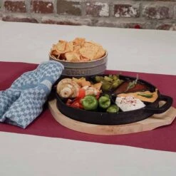 SANTOS Wedge Pan Mit Holz-Serviertablett Ø 21,5cm - Höhe: 3 Cm Gusseisen -Meister Grill Geschaft santos wedge pan mit holz serviertablett 21 5 x 3 cm gusseisen 4a446ddefa7b794fa9a7302425a94aa3