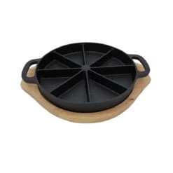 SANTOS Wedge Pan Mit Holz-Serviertablett Ø 21,5cm - Höhe: 3 Cm Gusseisen -Meister Grill Geschaft santos wedge pan mit holz serviertablett 21 5 x 3 cm gusseisen komplett 508a30c5e6296cf88848708e2ef124bc