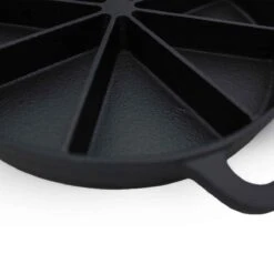 SANTOS Wedge Pan Mit Holz-Serviertablett Ø 21,5cm - Höhe: 3 Cm Gusseisen -Meister Grill Geschaft santos wedge pan mit holz serviertablett 21 5 x 3 cm gusseisen pfanne detailaufnahme 2853f3ec7411f0fce105875664212f21